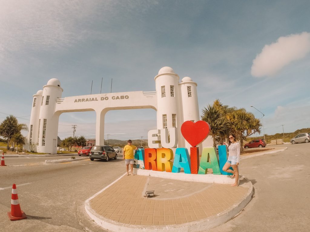 Portal de entrada chegando em Arraial do Cabo