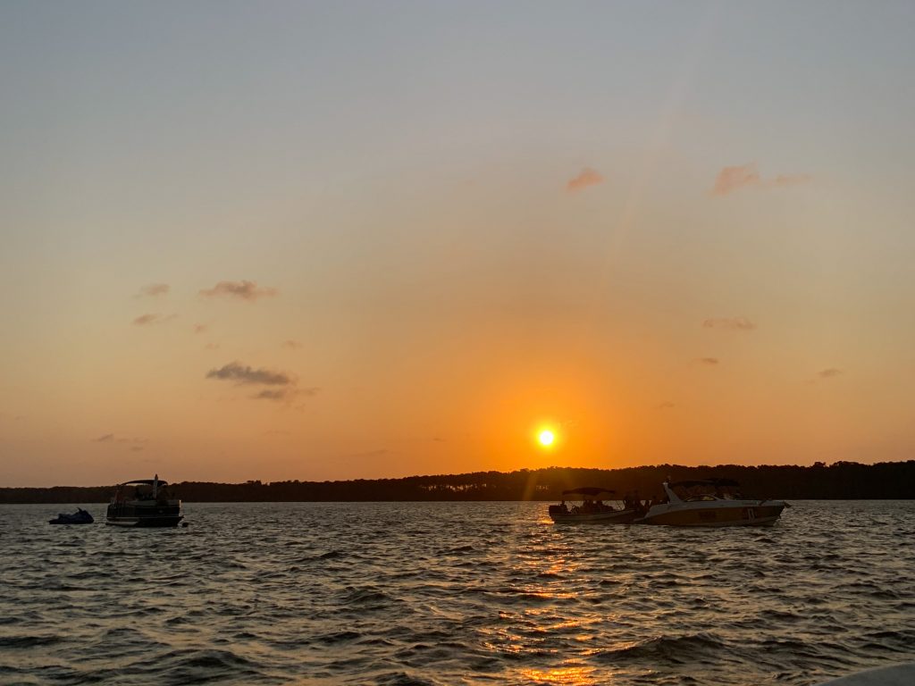 Um belo pôr do sol para apreciar a Revoada dos Guarás