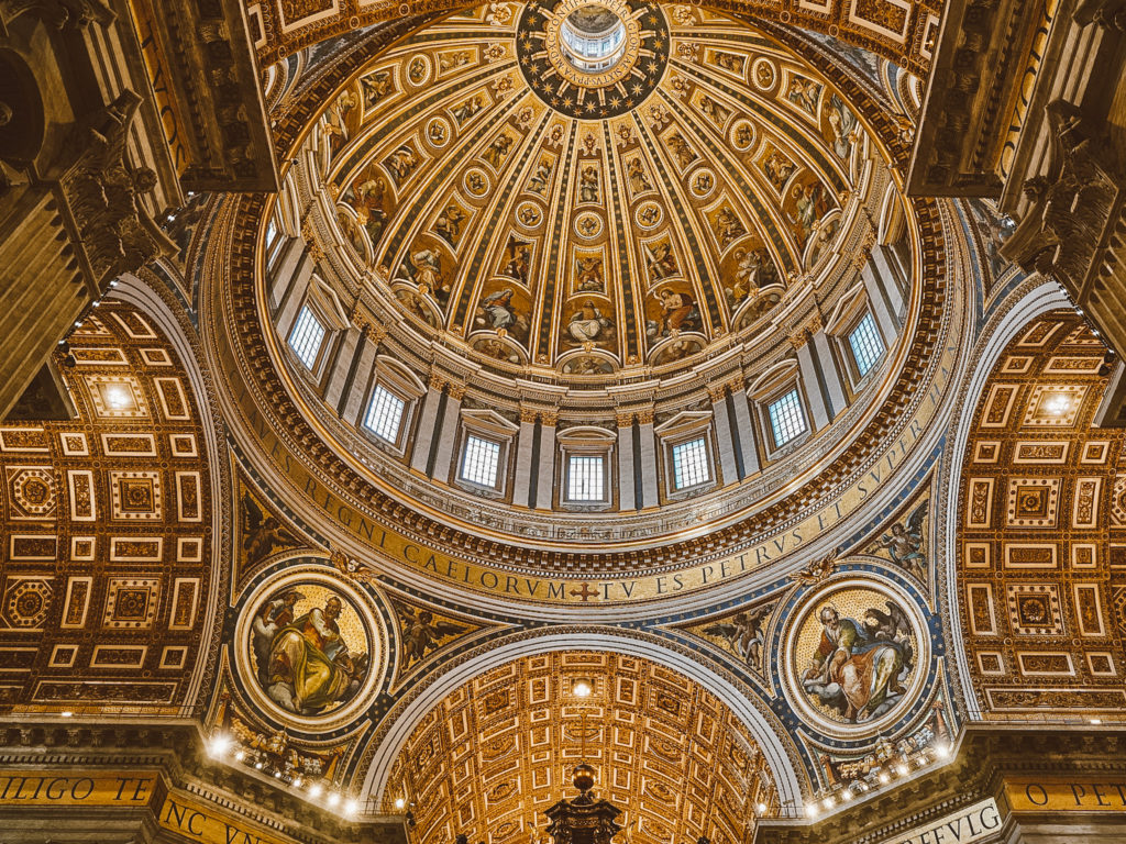 A riqueza de detalhes da belíssima cúpula da Basílica de São Pedro