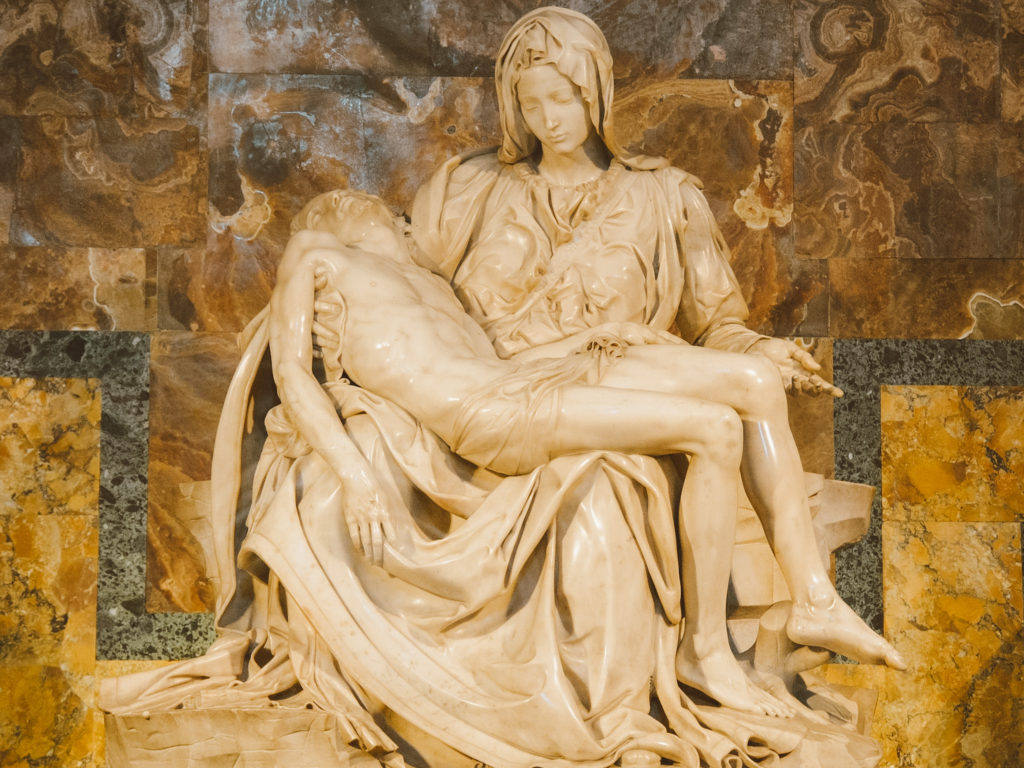 A famosa Pietà, de Michelangelo, dentro da Basílica de São Pedro