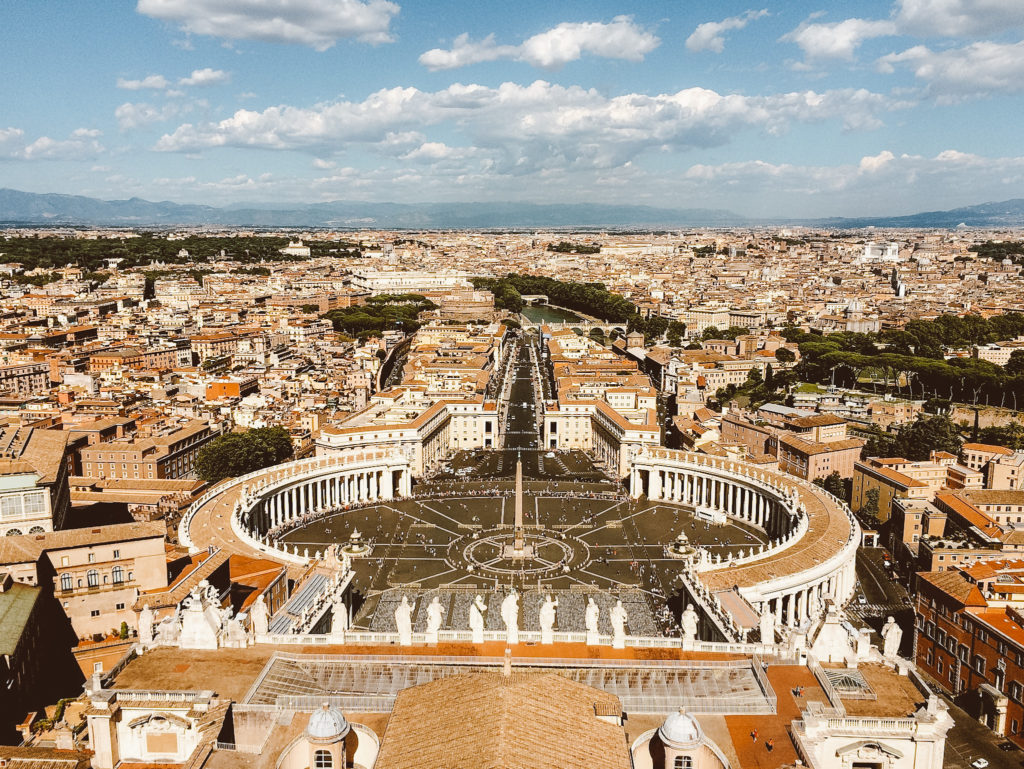 Vista incrível de toda Praça de São Pedro e da cidade de Roma
