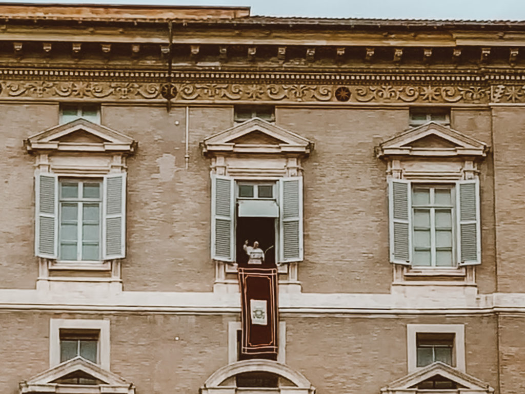 Papa Francisco na janela da biblioteca do Vaticano
