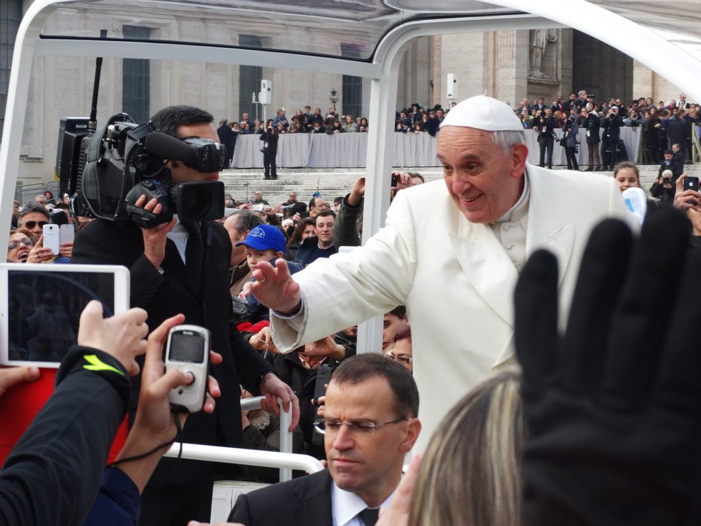 Papa Francisco cumprimentando os fiéis no Vaticano