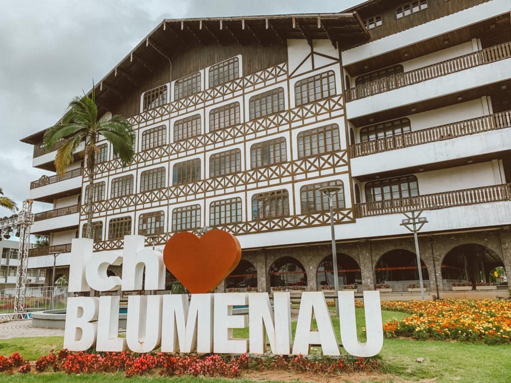 Letreiro "Eu amo Blumenau" em alemão que fica em frente à Prefeitura