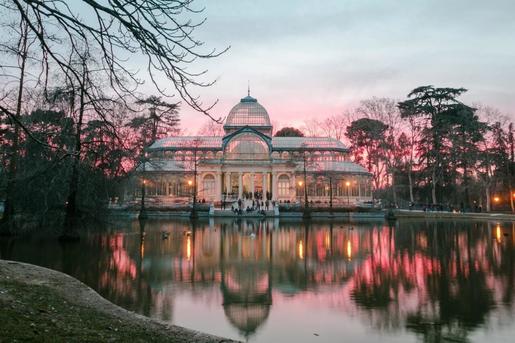 O lindo Palácio de Cristal ao entardecer